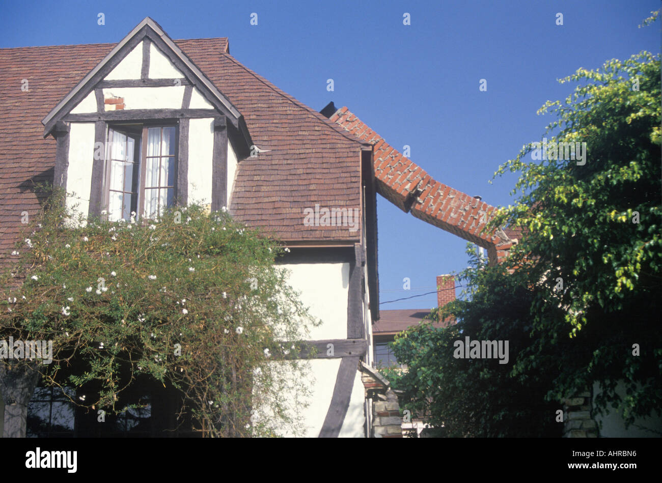 Ein Schornstein aus einem beschädigten Haus in Los Angeles lehnte sich gegen ein anderes Haus nach dem 17. Januar 1994-Erdbeben Stockfoto