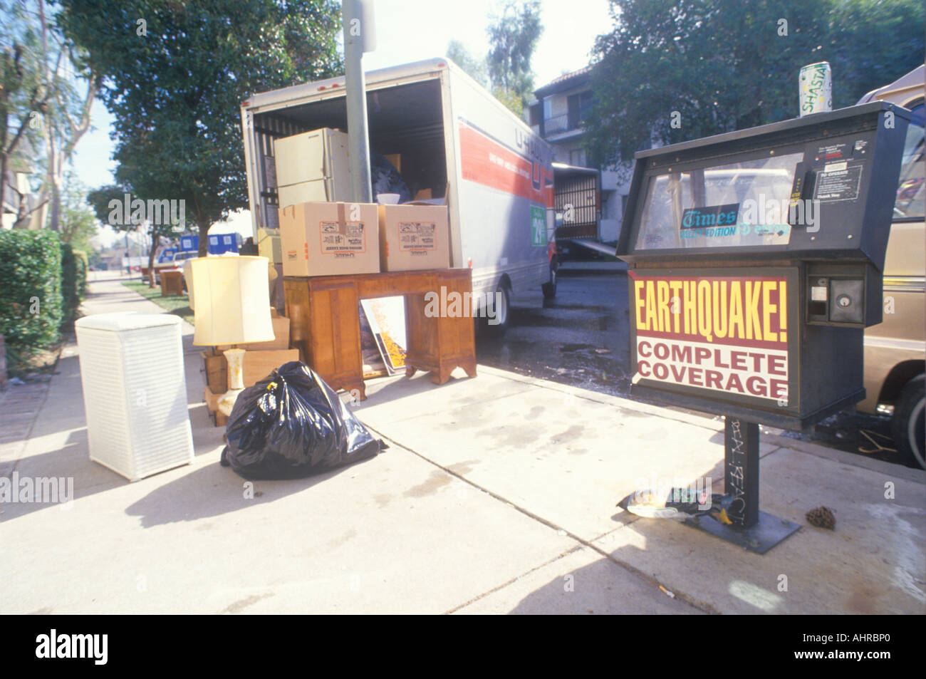 Menschen ziehen aus ihrer beschädigten Wohnung nach 1994 CA Northridge Erdbeben mit U Haul Truck Stockfoto