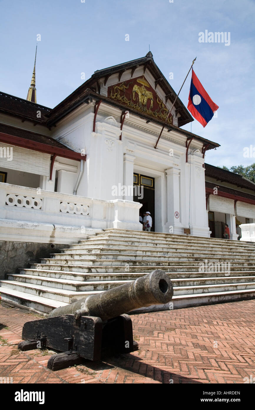 Historischen Kanon am Eingang des Royal Palace Museum in Luang Prabang mit der Lao-Flagge oben Stockfoto