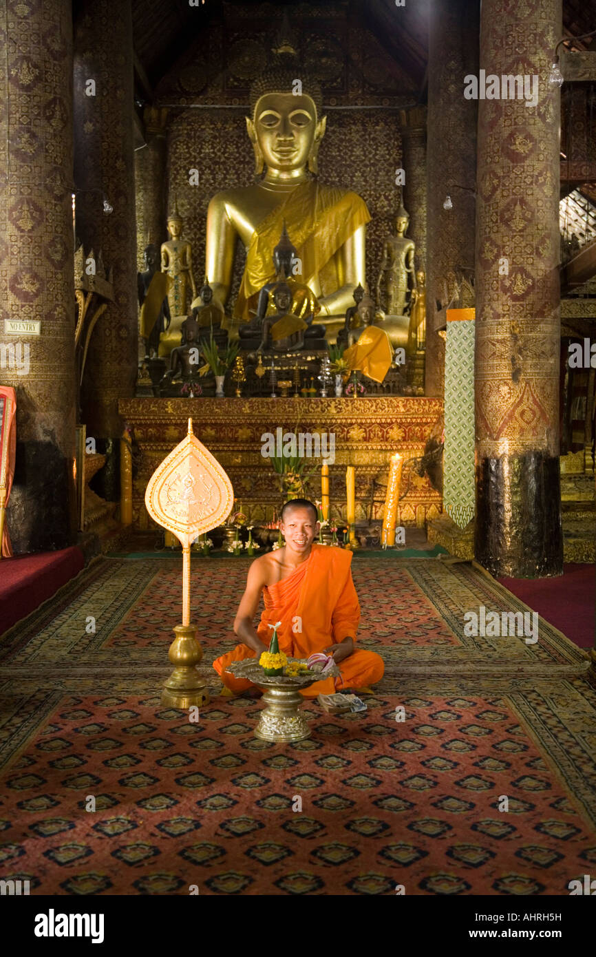 Buddhistischer Mönch in der Meditation in der SIM-Karte an Wat Xieng Thong in Luang Prabang Laos Stockfoto