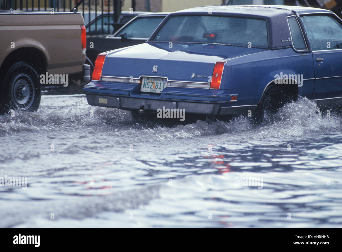 Autos fahren durch überflutete Straße Miami Florida Stockfoto