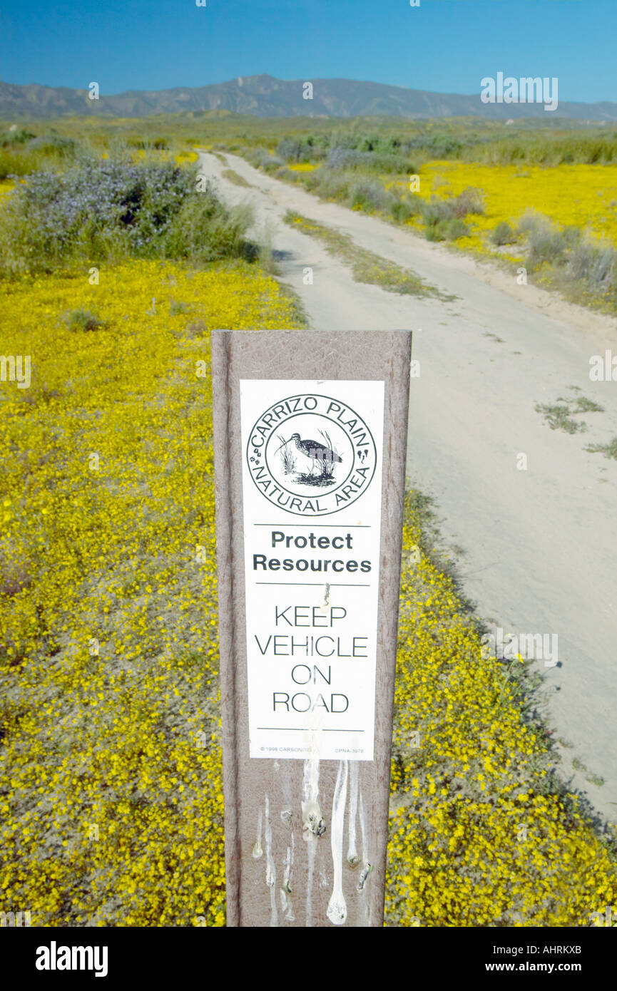 Straße Zeichen liest halten Fahrzeug unterwegs im Carrizo National Monument des Innern in Südkalifornien Stockfoto