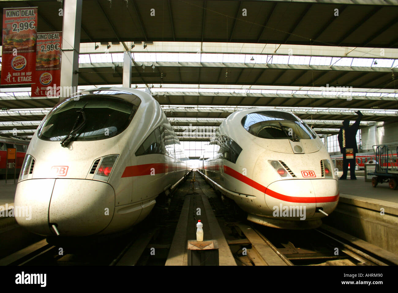 zwei verschiedene Typ ICE-Züge am Hauptbahnhof München Bayern Deutschland Stockfoto
