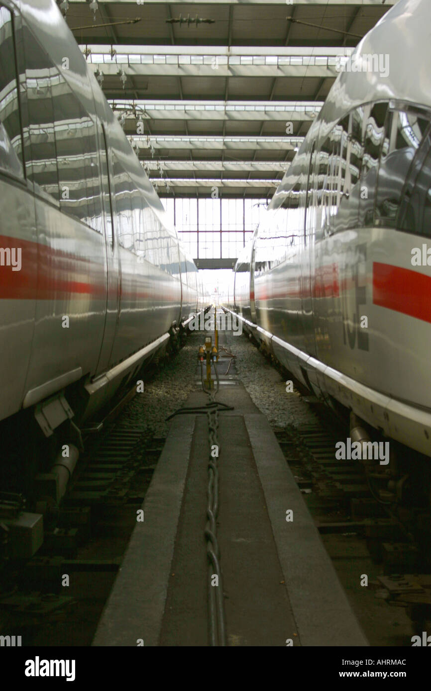 zwei ICE-Züge auf der Plattform am Hauptbahnhof München Bayern Deutschland Stockfoto