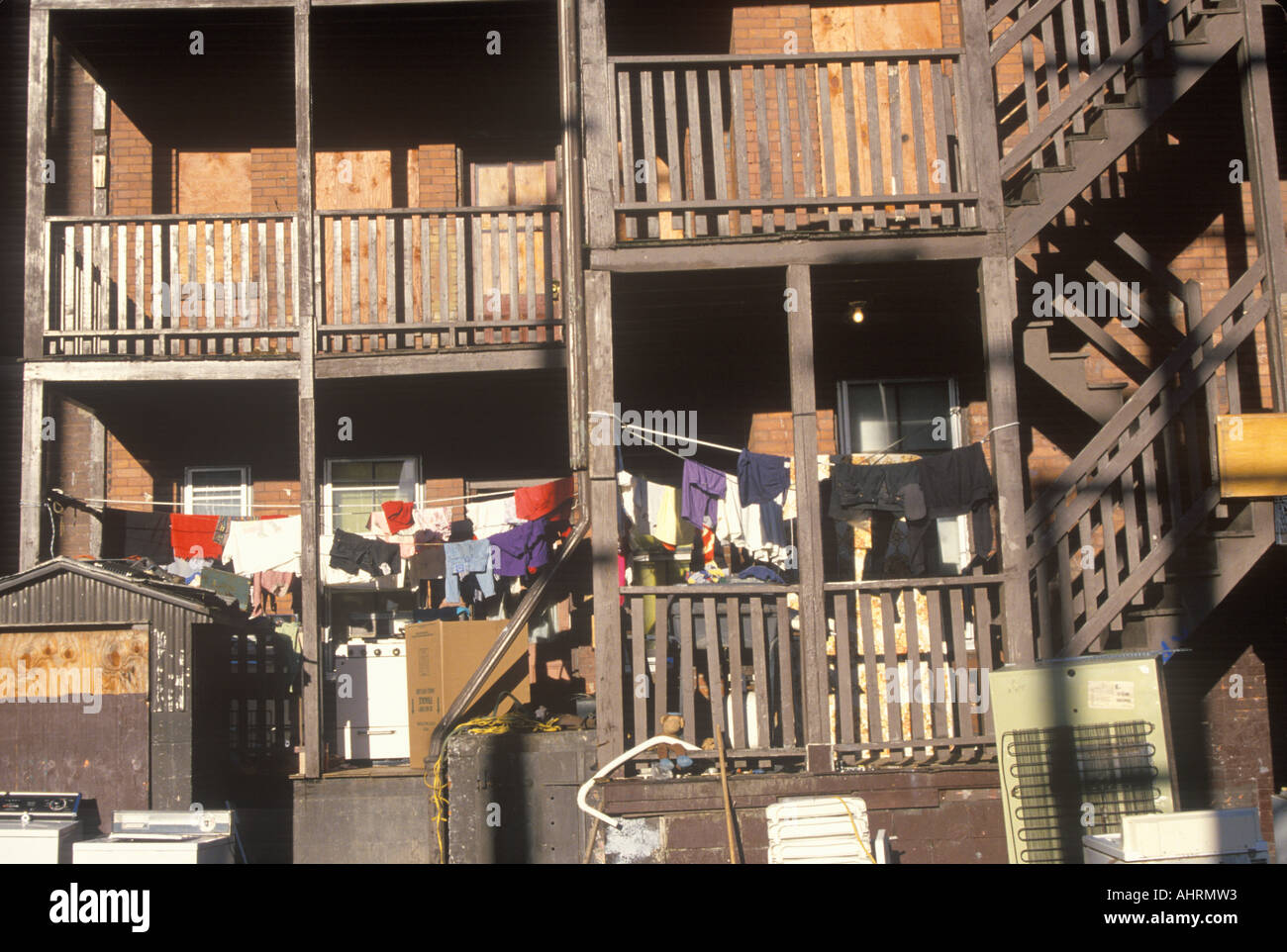 Portale der verfallenden Wohnung Gehäuse Holyoke Massachusetts zurück Stockfoto