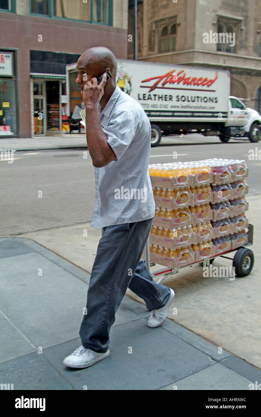 Arbeiter beliefern Geschäfte in der Innenstadt von Chicago Illinois Stockfoto