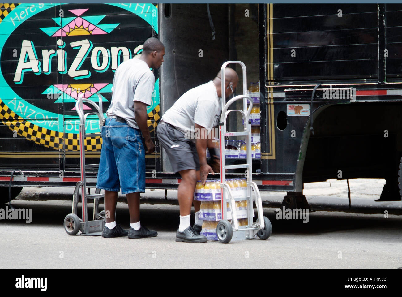 Arbeiter beliefern Geschäfte in der Innenstadt von Chicago Illinois Stockfoto