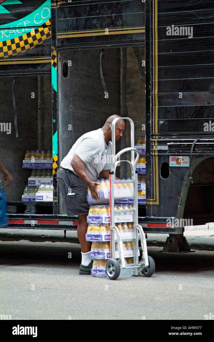 Arbeiter beliefern Geschäfte in der Innenstadt von Chicago Illinois Stockfoto