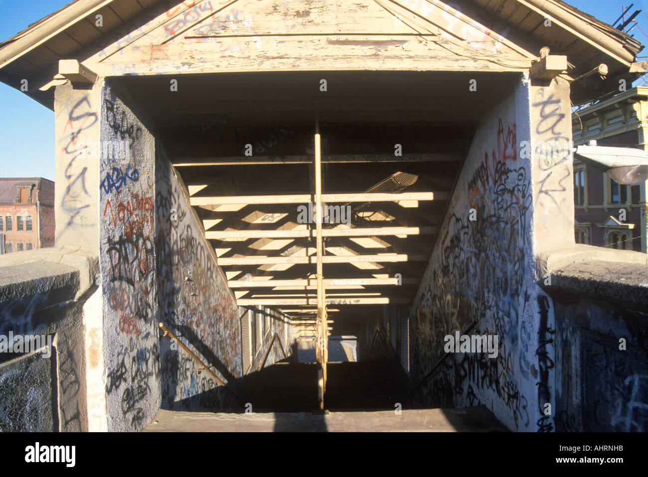 Graffiti auf verlassene Gebäude Flure Holyoke Massachusetts Stockfoto