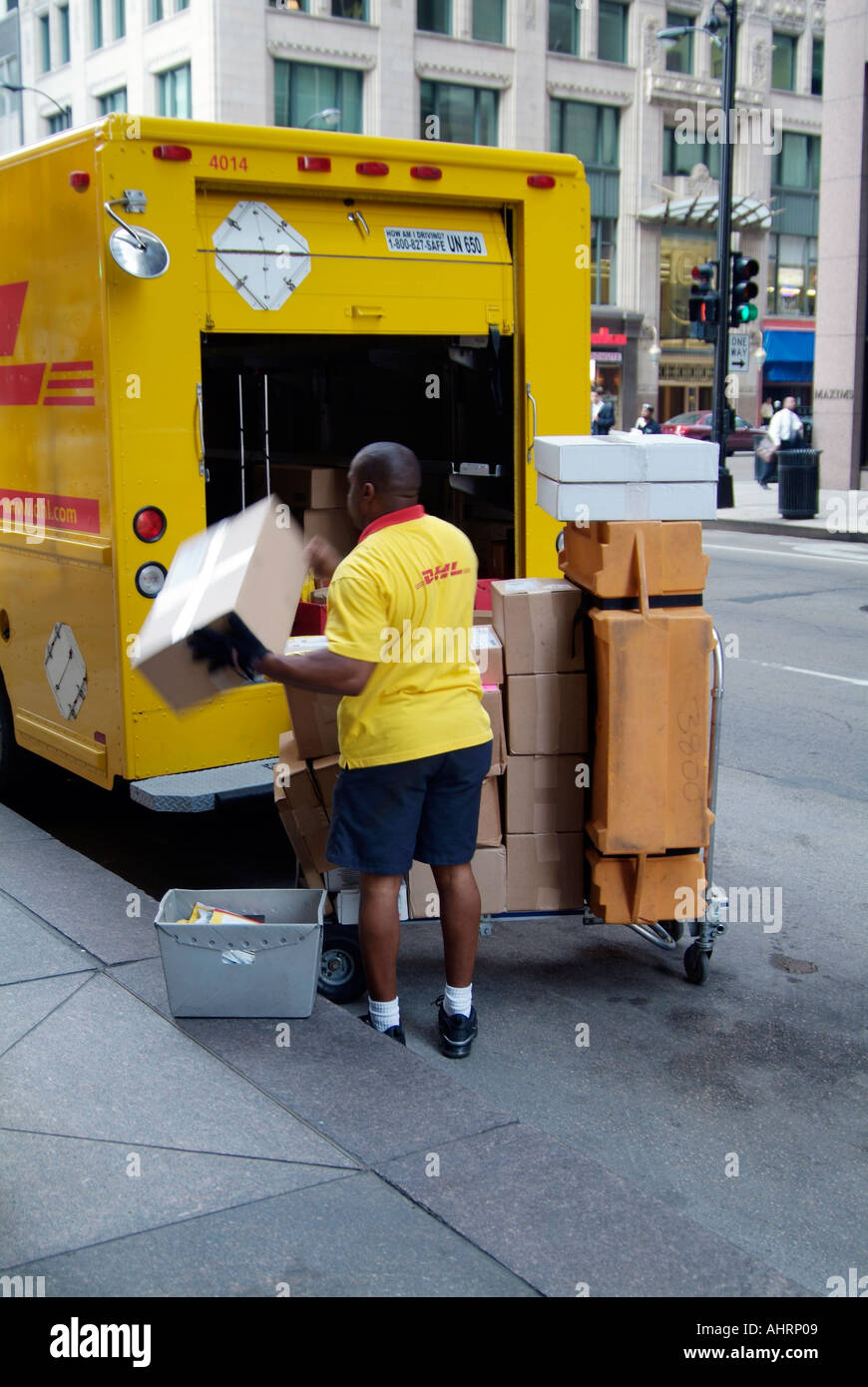 Arbeiter beliefern Geschäfte in der Innenstadt von Chicago Illinois Stockfoto