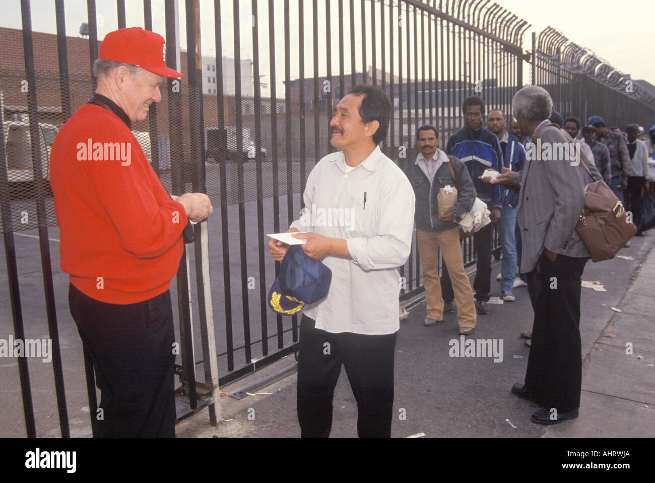 Pater Joseph zu Weihnachten Dollar Obdachlose Männer Los Angeles Kalifornien Stockfoto