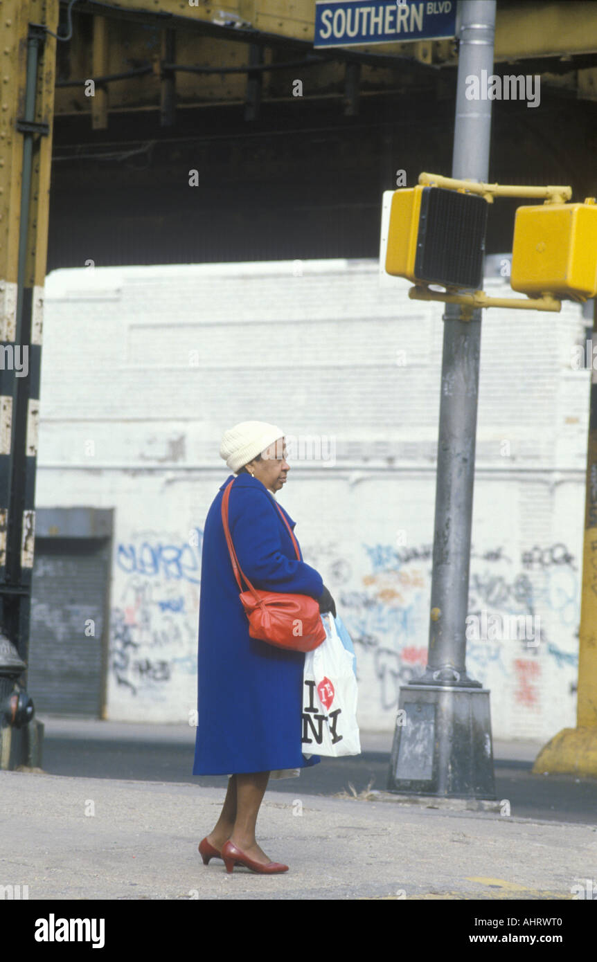 Frau stehend auf Ecke im Armenviertel South Bronx New York Stockfoto