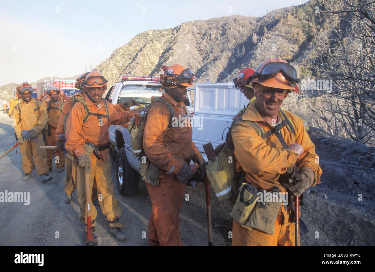Feuerwehrleute, die nach einem Brand Los Angeles Padres National Forest Kalifornien einpacken Stockfoto