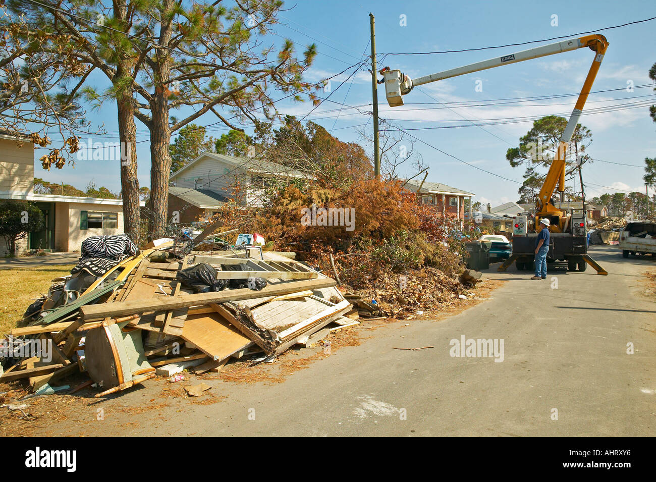Dienstprogramm Reparaturen an suburbanen Häusern in Pensacola, Florida nach Hurrikan Ivan Sturm Stockfoto