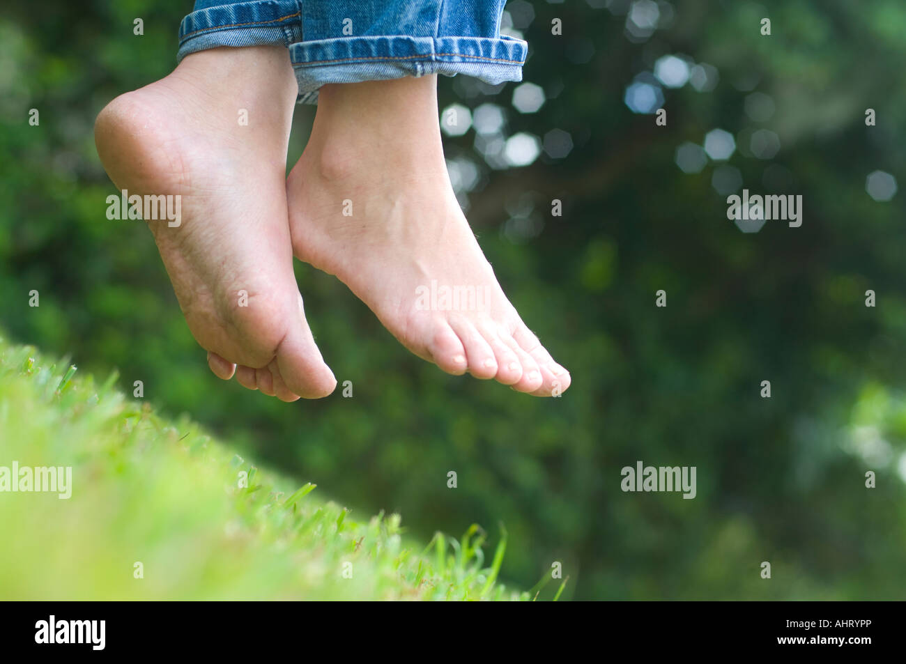 Junges Mädchen Mit Nackten Füßen Auf Dem Rasen Stockfotografie Alamy