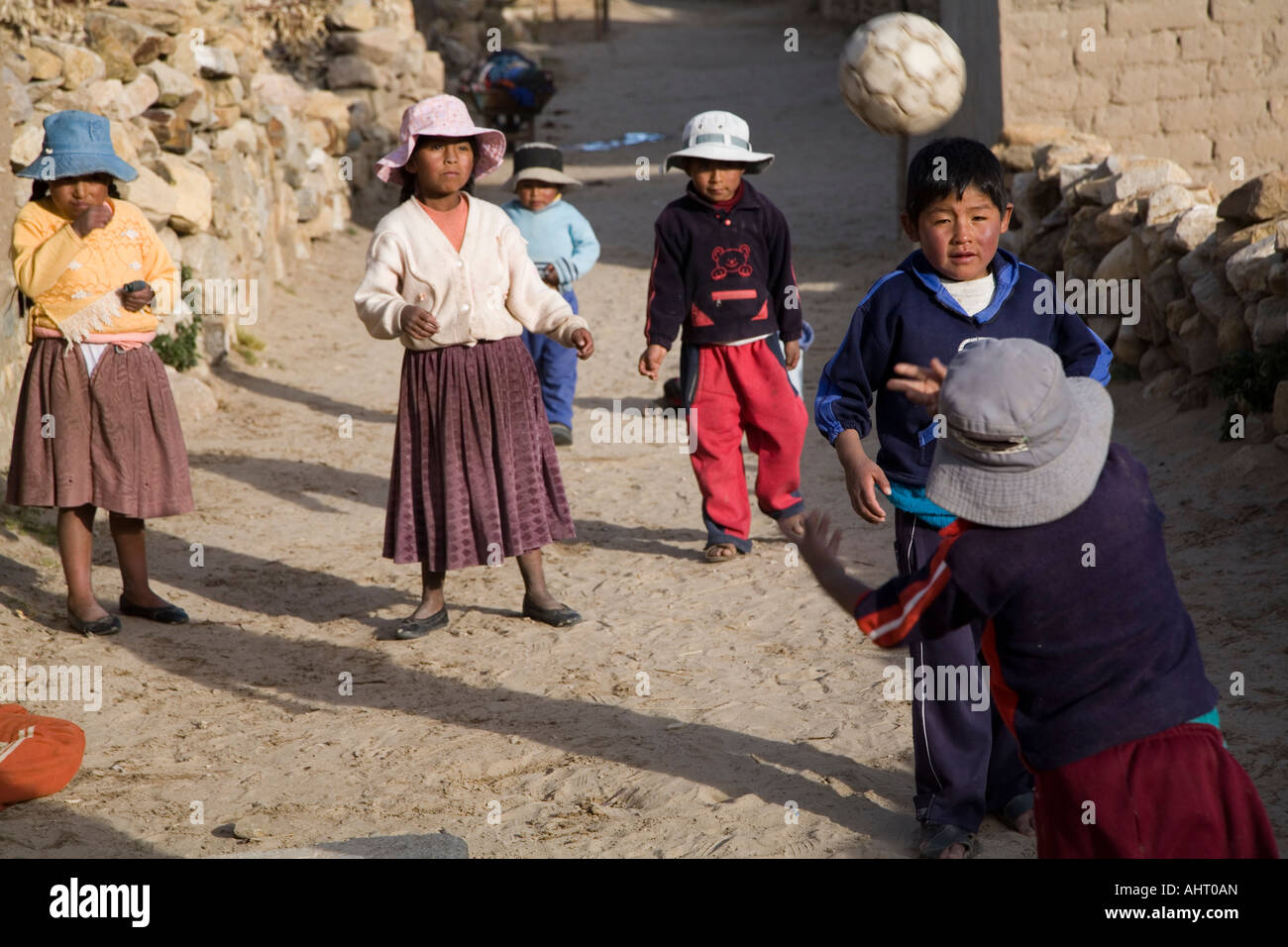 Kinder spielen Fußball in Bolivien Stockfoto