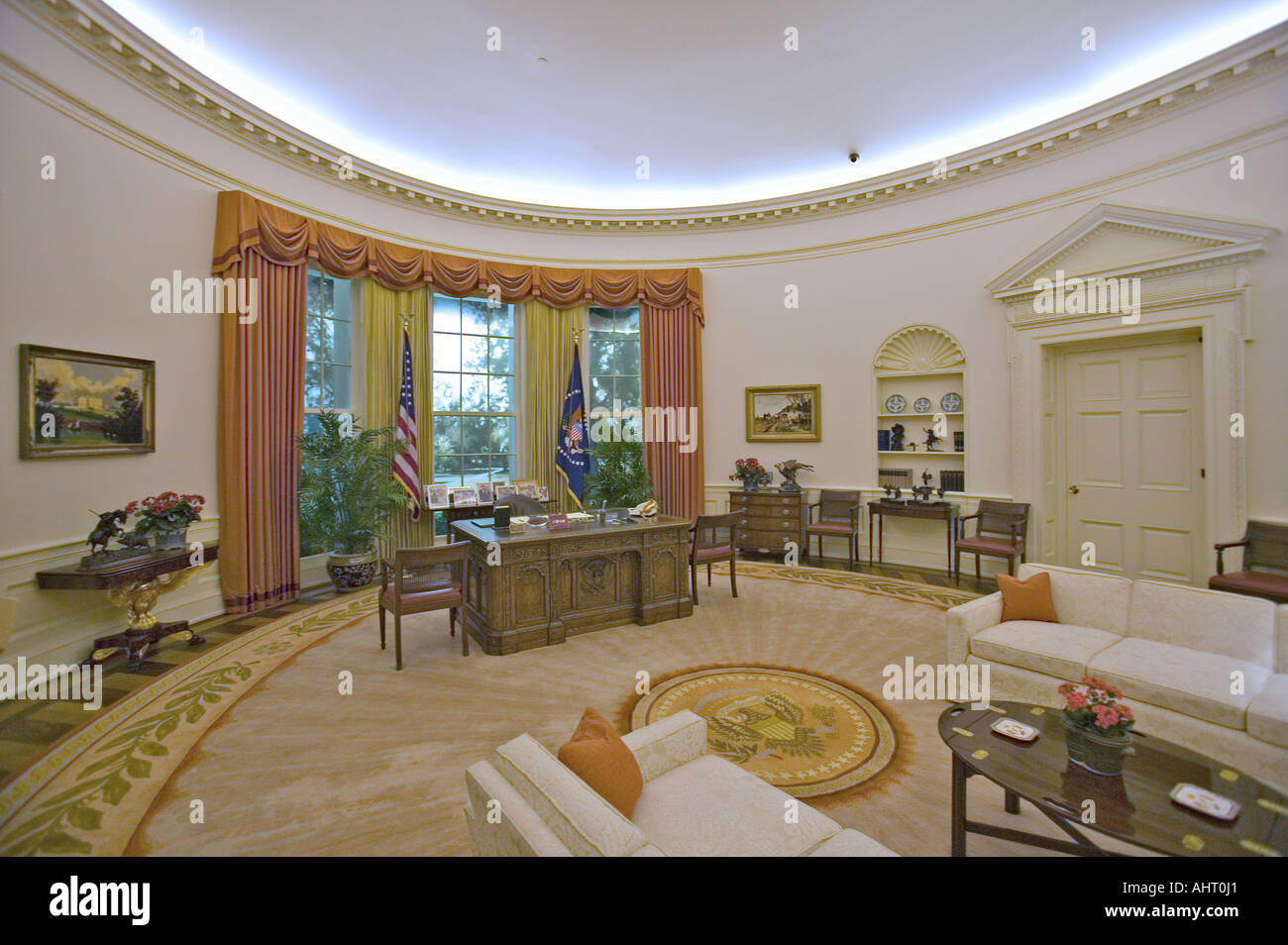 Replik des weißen Hauses Oval Office auf dem Display an der Ronald Reagan Presidential Library und Museum Simi Valley CA Stockfoto