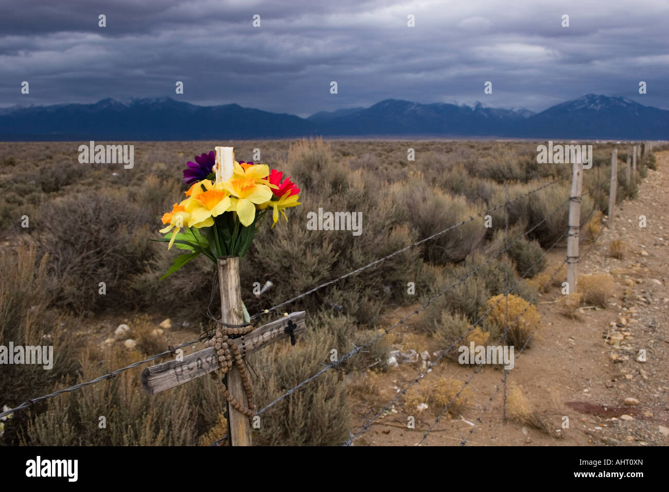 Kreuz und Blumen markieren einen Unfalltod Stockfoto