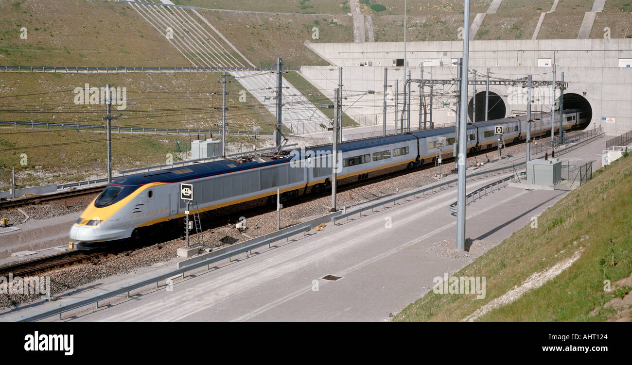 Eurostar-high-Speed-Zug verlässt das französische Portal in die 35-minütige Fahrt durch den Eurotunnel nach Calais. Stockfoto