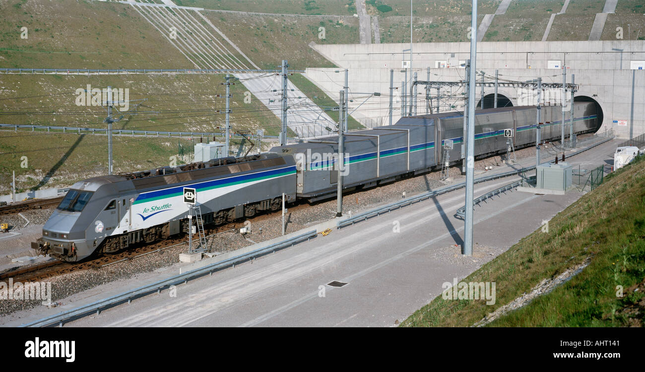 Eurotunnel Shuttle-Zug verlässt den französischen Tunnelportal bei Calais nach einer Reise durch den Ärmelkanal-Tunnel. Stockfoto