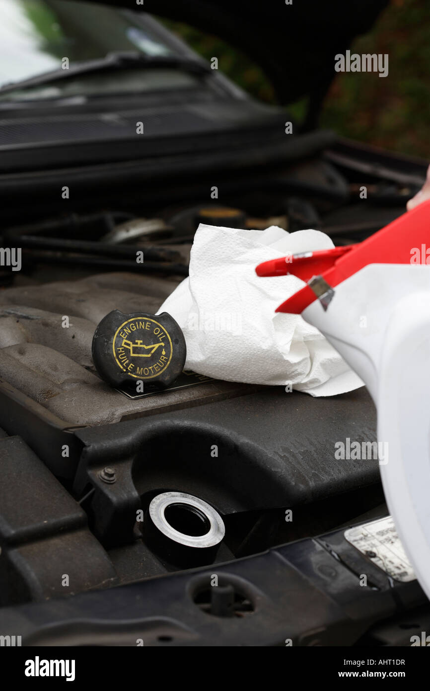 Motor mit Öl befüllen. Stockfoto