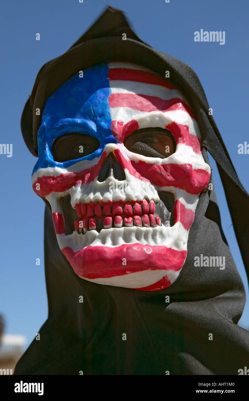 Totenmaske mit einer amerikanischen Flagge der Sensenmann bei w. und anti-Amerika-Protest in Tucson AZ Stockfoto