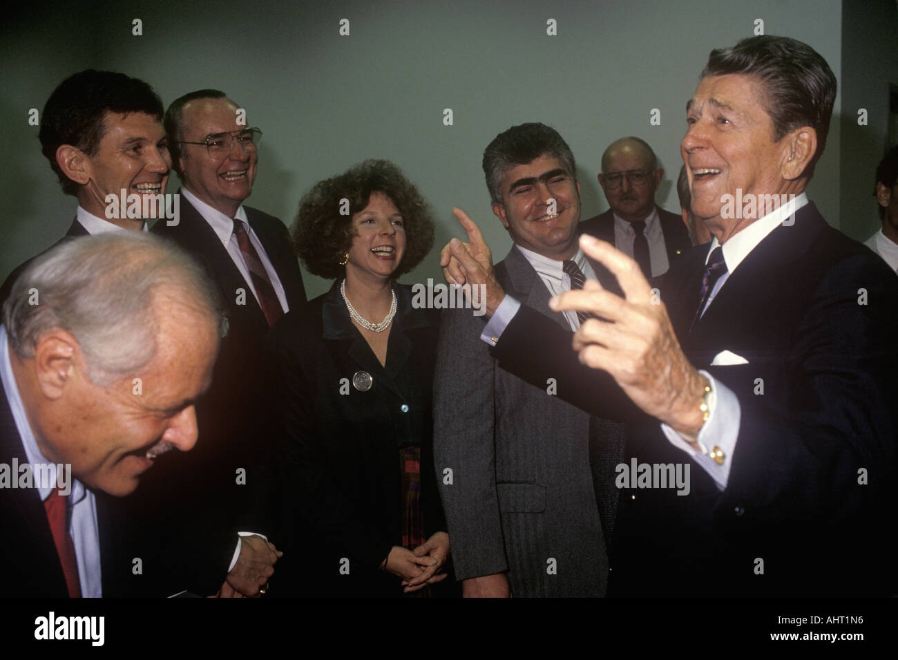 Präsident Ronald Reagan Witze mit Politikern und Journalisten Stockfoto
