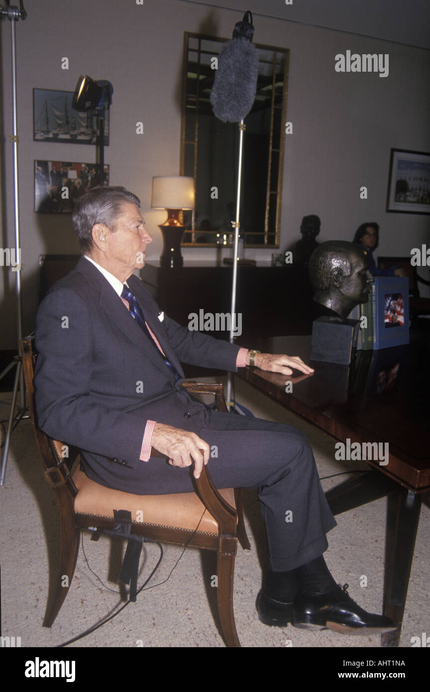 Präsident Ronald Reagan sitzen und die Vorbereitung zum Vorstellungsgespräch Stockfoto