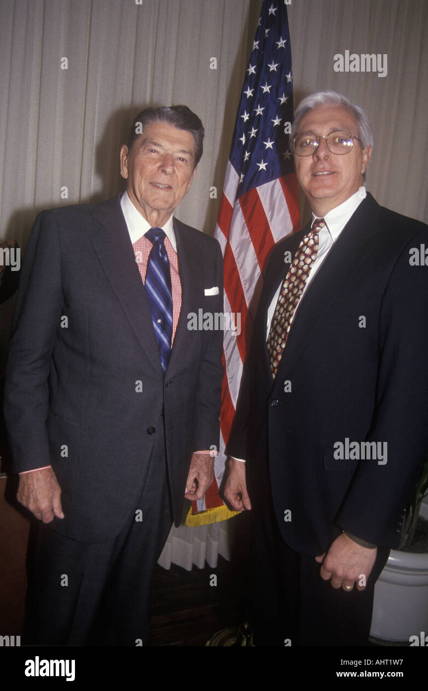 Präsident Ronald Reagan und Politiker posiert Stockfoto