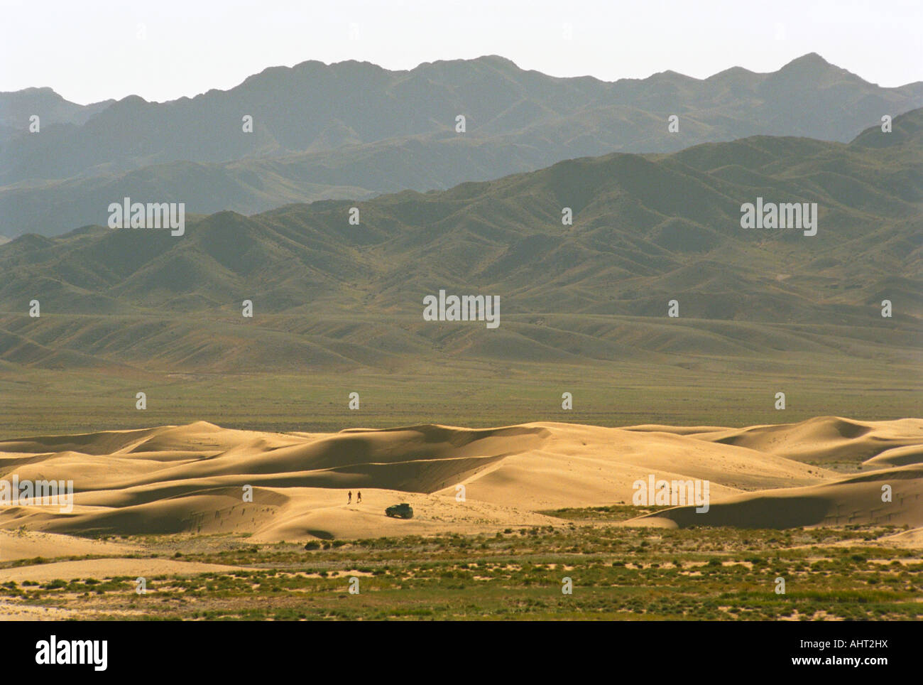 Zwei Touristen und Mitsubishi Delica Fahrzeug auf Sanddüne. Khongoryn Els. Zoolongyn Nuruu Bereich South Gobi Wüste. Mongolei Stockfoto