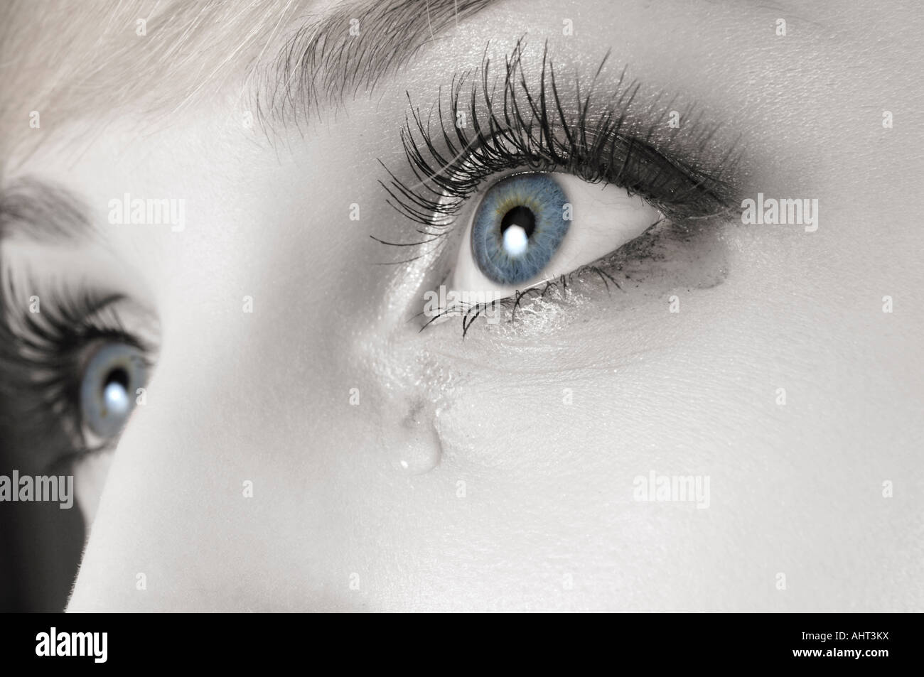 Blaue Tränen weibliche Auge mit Make-up ausgeführt Stockfoto