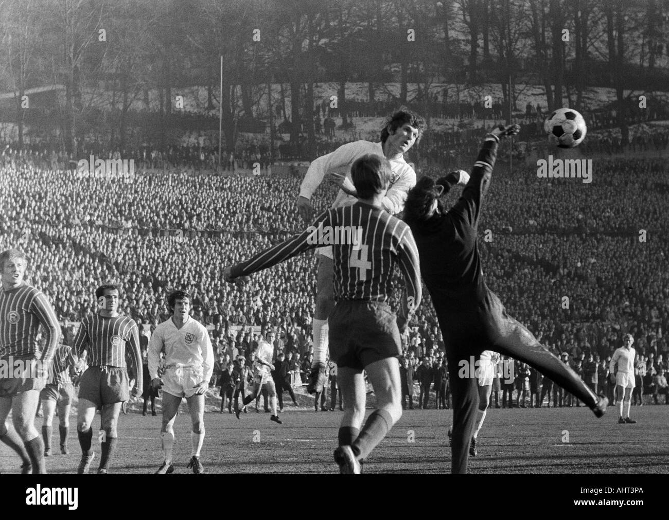 Fußball, Regionalliga West, 1970/1971, Stadion am Zoo in Wuppertal, Wuppertaler SV gegen Fortuna Düsseldorf 1:1, Szene des Spiels, v.l.n.r.: Werner Lungwitz (Ddorf), Egon Koehnen (Ddorf), Gustav Jung (WSV), Werner Kriegler (Ddorf, 4), Guenter Proepper Stockfoto