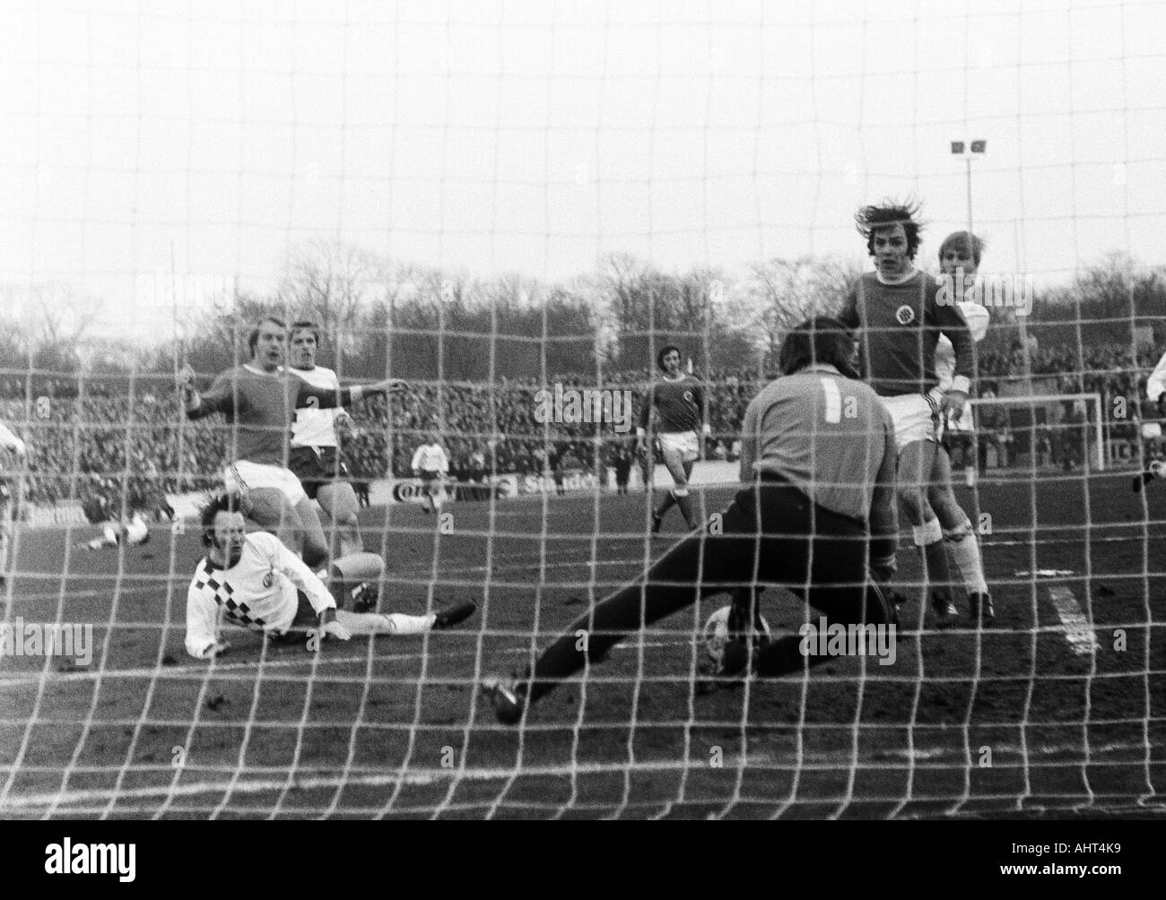 Fußball, Bundesliga, 1970/1971, Niederrhein Stadion, Rot Weiss Oberhausen gegen Rot-Weiss Essen 0:0, Szene des Spiels, v.l.n.r.: Wolfgang Rausch (RWE), Lothar Kobluhn (RWO), Roland Peitsch (RWE), Wolfgang Suehnholz (RWO), Halter Fred Werner Bockholt (R Stockfoto