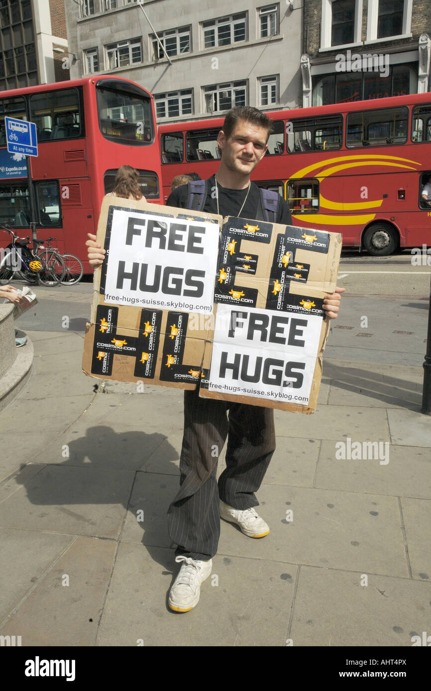 Mann Werbung kostenlose Umarmungen, Liverpool Street, London, England, UK Stockfoto