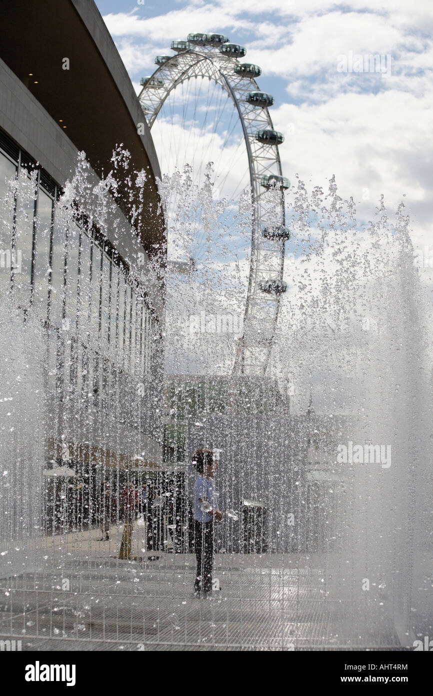 Zimmer erscheinen. Wasserskulptur von Jeppe Hein. Royal Festival Hall, South Bank, London, England, Vereinigtes Königreich Stockfoto