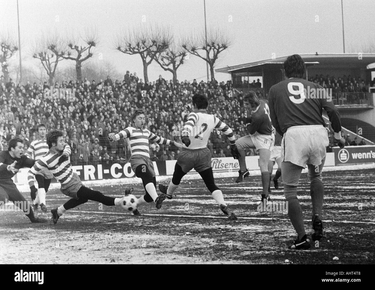 Fußball, Bundesliga, 1970/1971, Wedau-Stadion in Duisburg, MSV Duisburg vs. Kickers Offenbach 2:2, Spiel auf dem Schnee Boden, Szene des Spiels, v.l.n.r.: Keeper Volker Danner, Michael Bella, Detlef Pirsig, Kurt Rettkowski, Hartmut Heidemann (alle MSV), Ziel Stockfoto