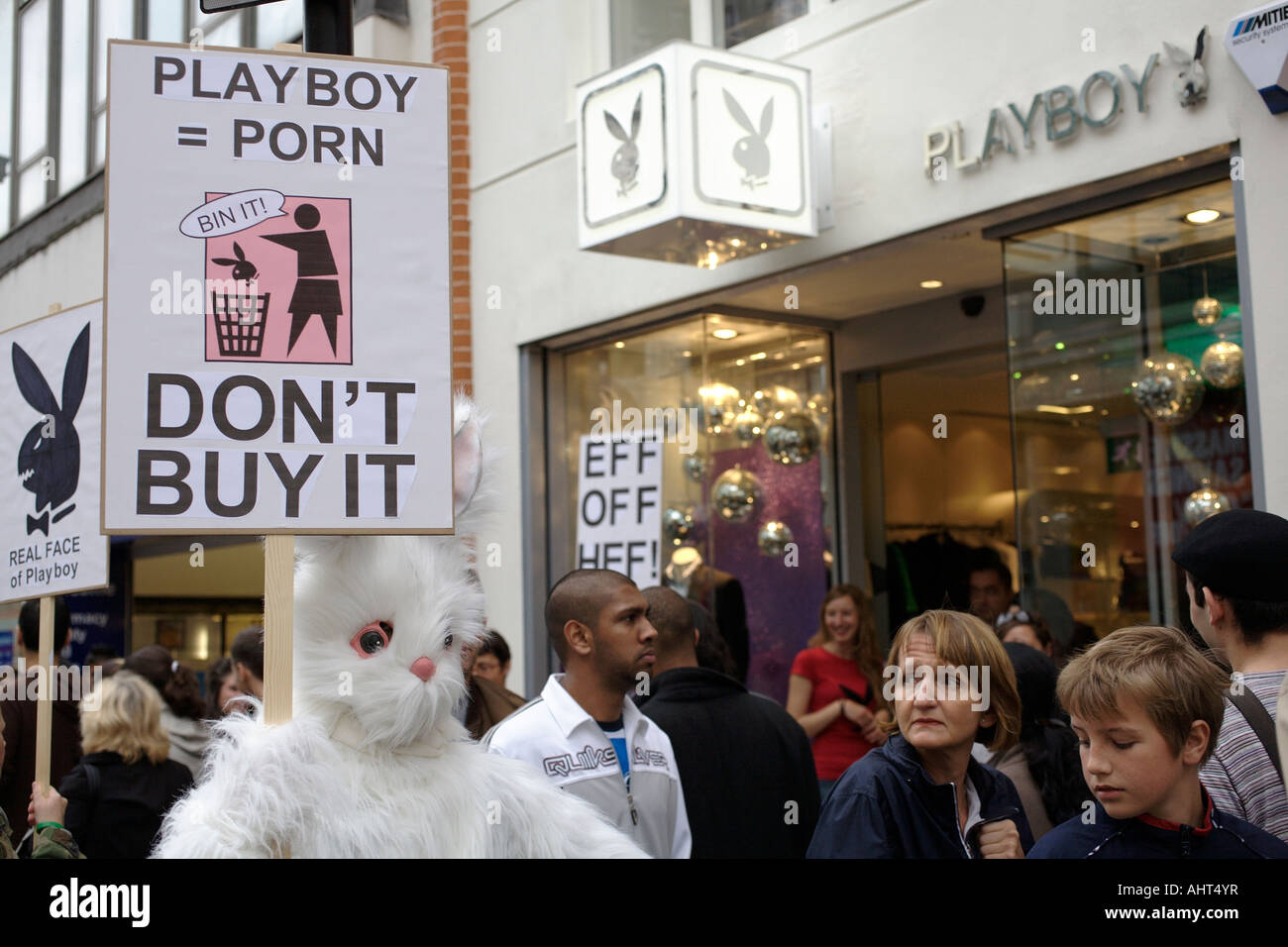Demonstranten vor Playboy Shop. Oxford Street, London, Wettsektor, UK Stockfoto