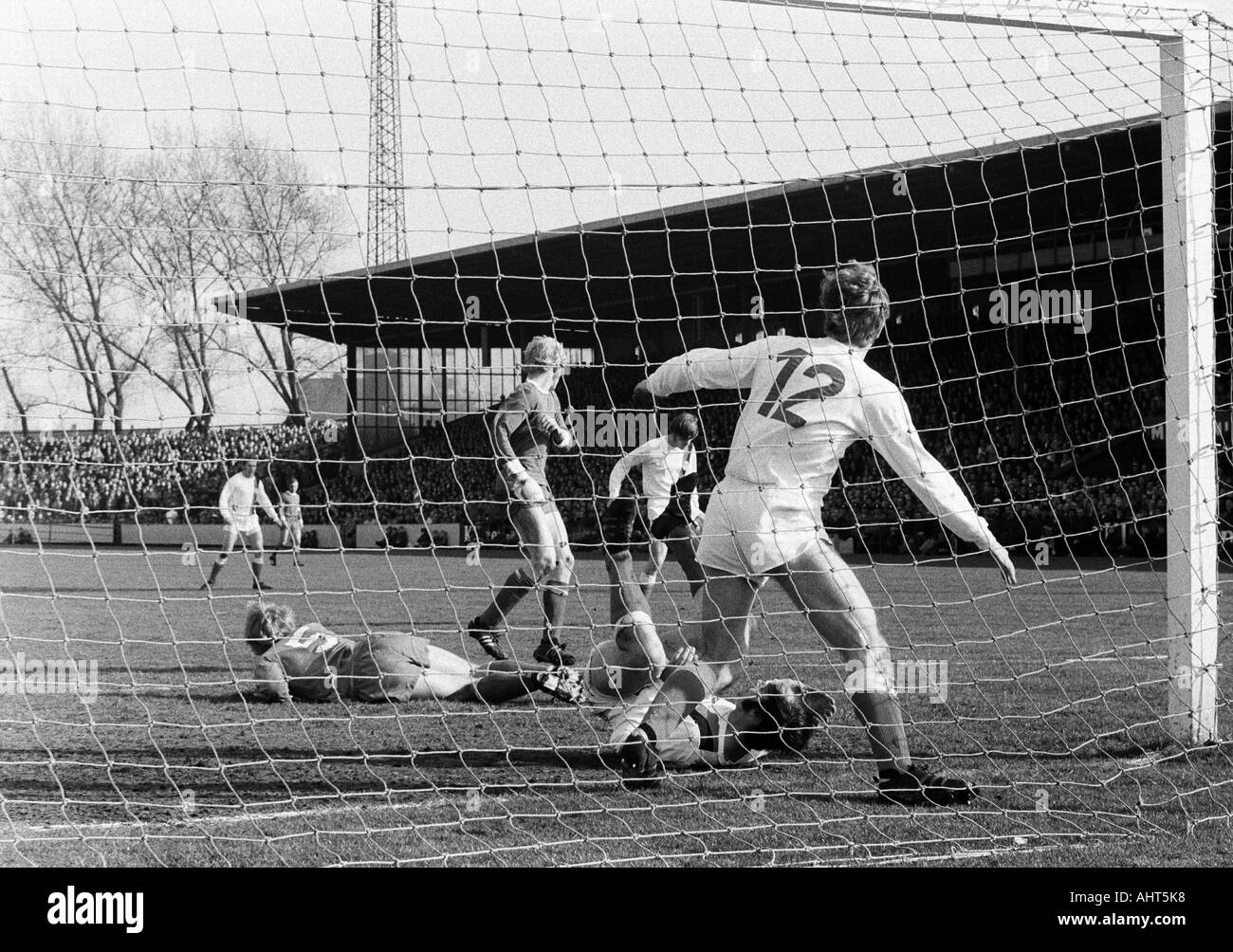 Fußball, Bundesliga, 1970/1971, FC Schalke 04 gegen Arminia Bielefeld 0:1, Stadion Glueckaufkampfbahn in Gelsenkirchen, Szene des Spiels, v.l.n.r.: Klaus Fichtel (5), Rolf Ruessmann (beide S04), Dieter Brei (Bielefeld), ein Schalke-Spieler auf Grund gelaufen, Karl He Stockfoto