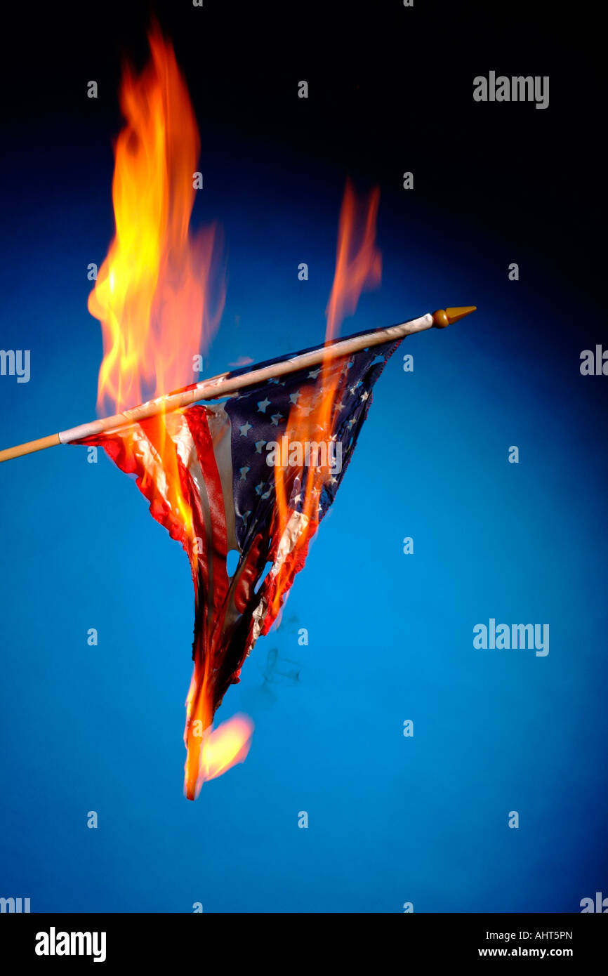 Brennende flagge -Fotos und -Bildmaterial in hoher Auflösung – Alamy