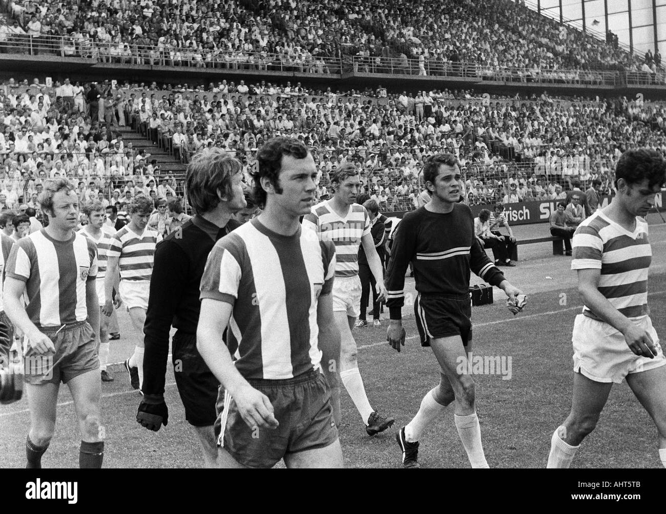 Fußball, Bundesliga, 1970/1971, Wedau Stadion Duisburg, MSV Duisburg gegen FC Bayern München 2:0-teams kommen in das Wedau-Stadion, v.l.n.r. Djordje Pavlic (MSV), Johnny Hansen (FCB), Bernard Dietz, Bernd Lehmann (beide MSV), Torwart Sepp Maier, team Cap Stockfoto