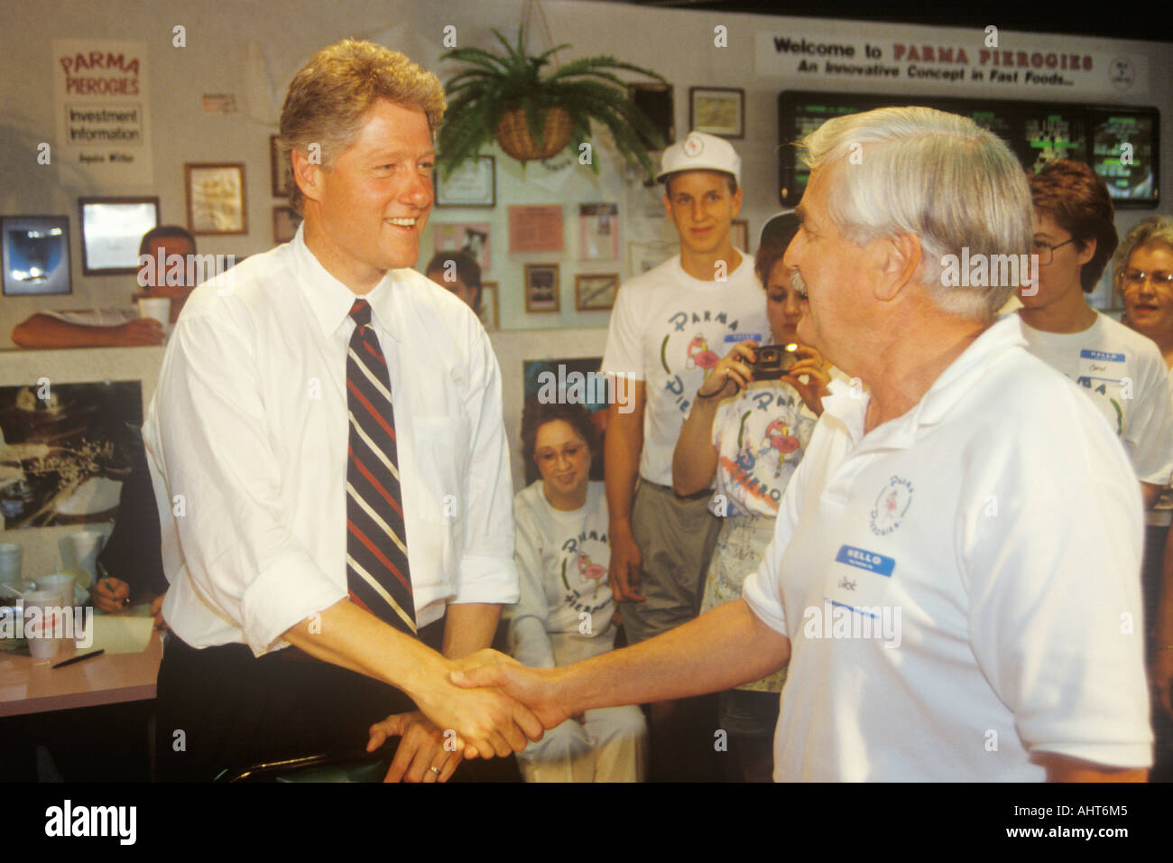 Gouverneur Bill Clinton schüttelt die Hand mit dem Besitzer des Parma Peiroges Restaurant während der Clinton Gore 1992 Buscapade Kampagne Stockfoto