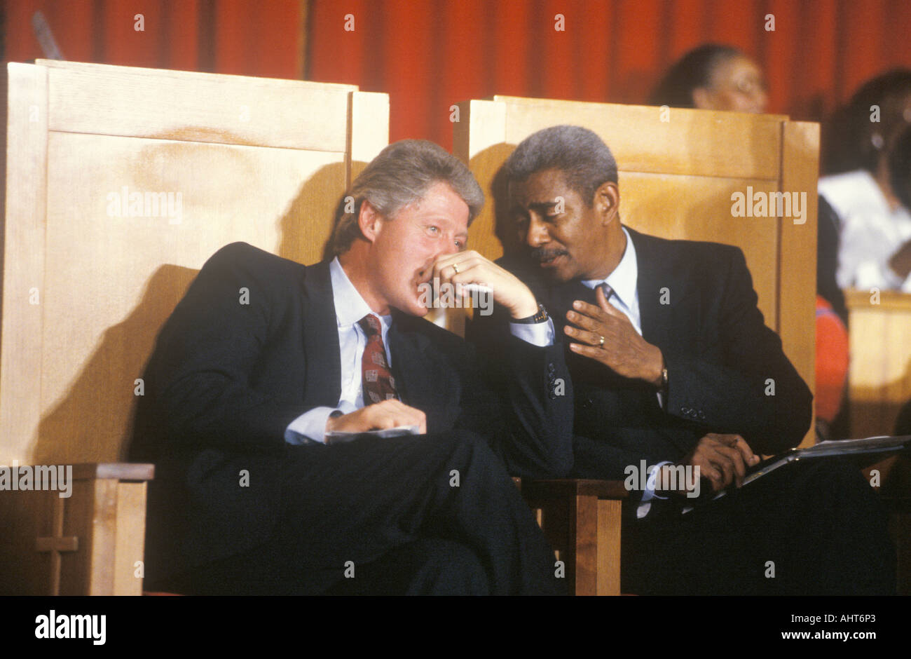 Gouverneur Bill Clinton unterhält sich mit Reverend Otis Moss an der Olivet Baptist Church in Cleveland Ohio während der Clinton-Gore Stockfoto