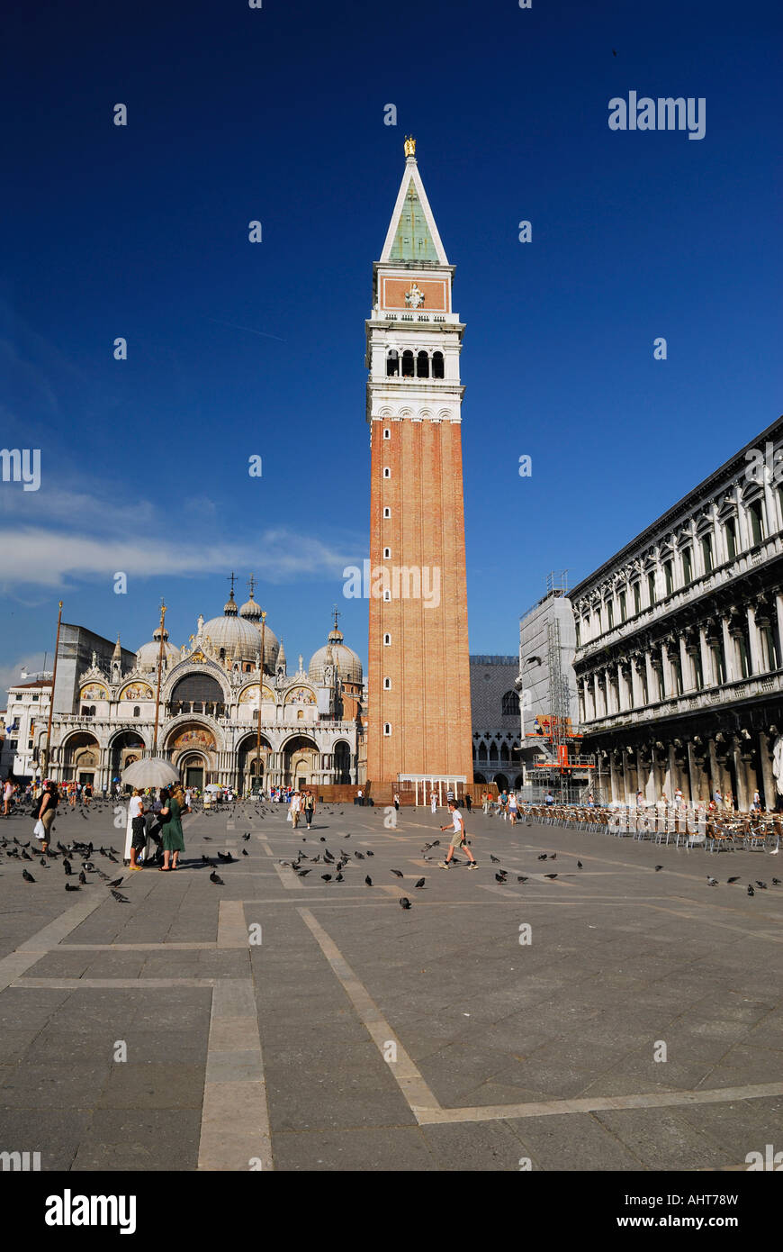 Markusplatz mit Campanile Basilika und Procuratie Nuove in Venedig Italien mit blauem Himmel Stockfoto