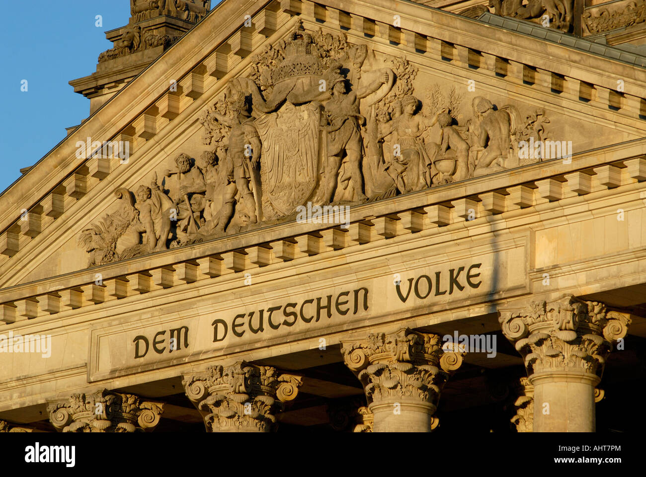 Inschrift auf der Vorderseite des Berliner Reichstags Stockfoto