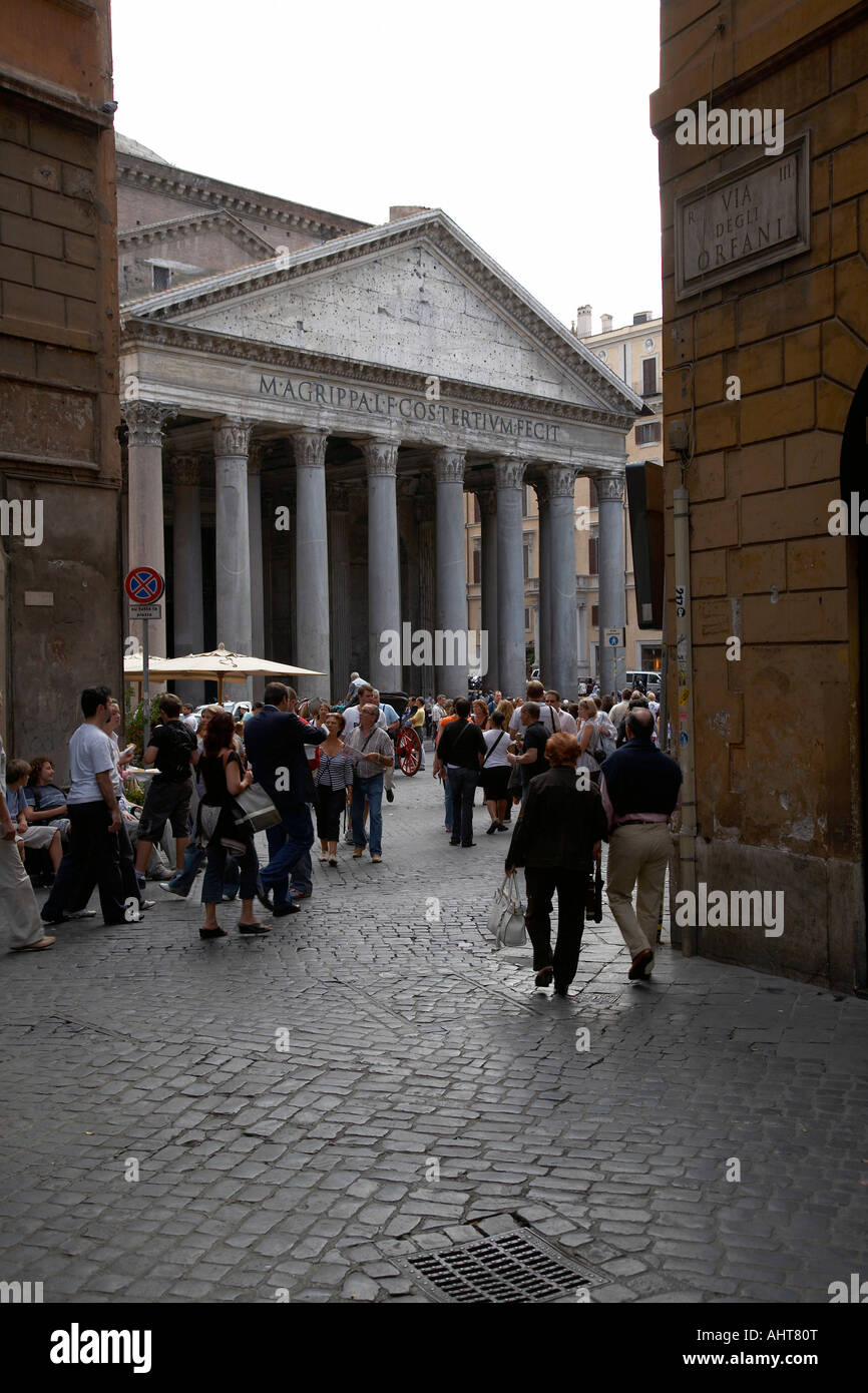 Rückblick durch schmalen gepflasterten Straßen auf Touristen und das Pantheon Rom Latium-Italien Stockfoto