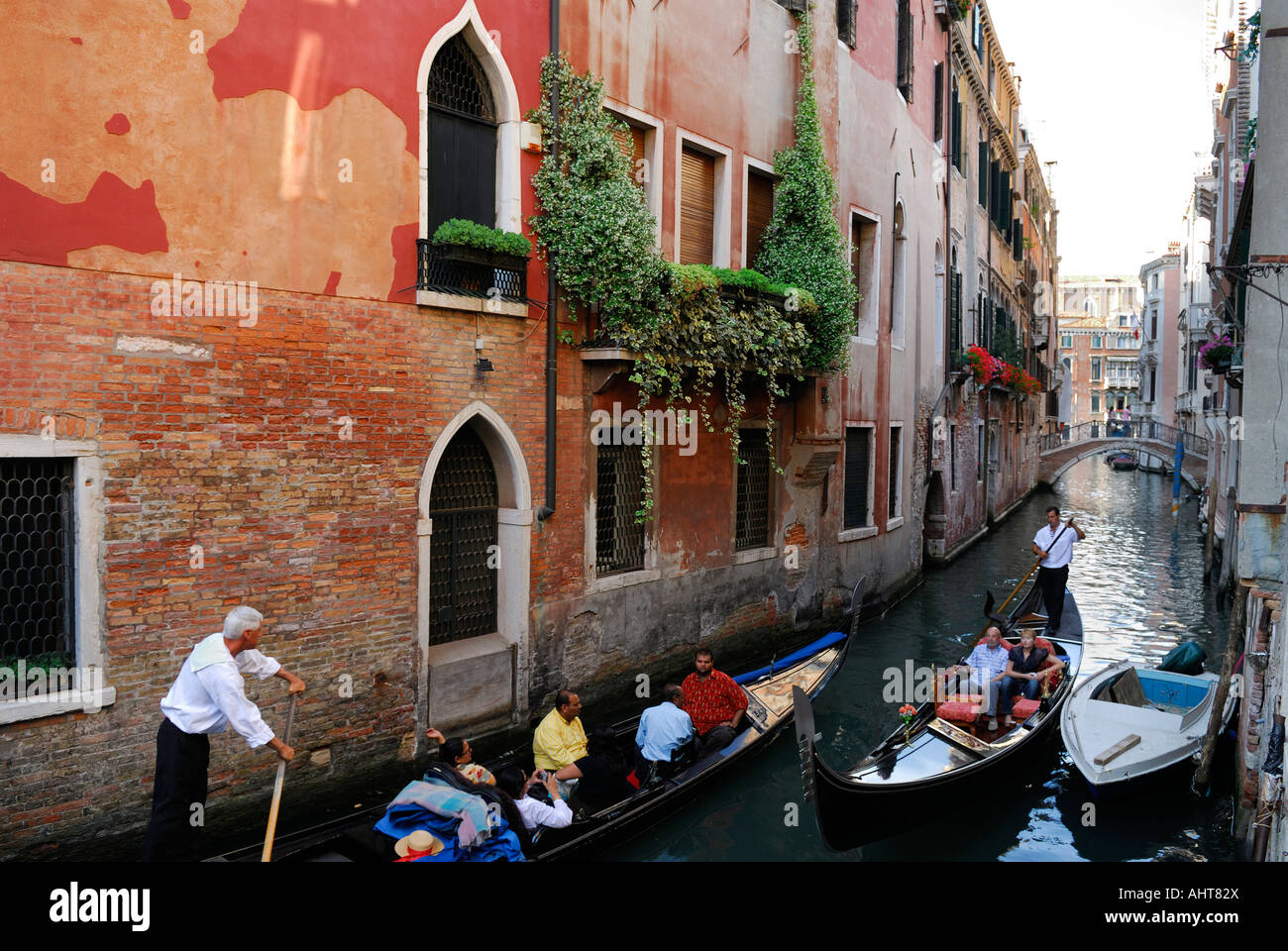 Zwei Gondoliere Wassertaxis, die Verhandlungen über einen schmalen Kanal in Venedig Italien Stockfoto