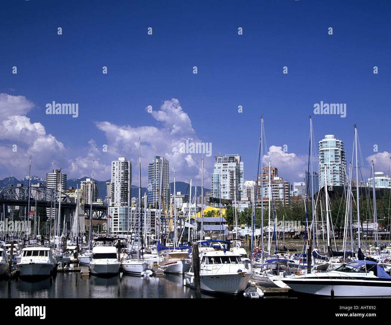 VANCOUVER BRITISH COLUMBIA Kanada Mai Granville Island Yacht Basin am südlichen Rand der Innenstadt von Halbinsel am False Creek Stockfoto