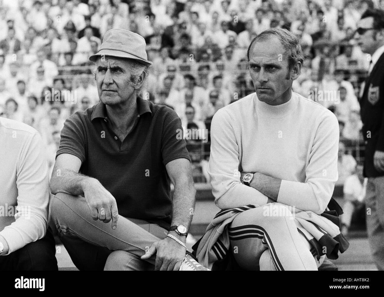 Fußball, Bundesliga, 1970/1971, MSV Duisburg gegen FC Bayern München 2:0, Wedau-Stadion in Duisburg, coaching Bank München mit Trainer Udo Lattek (rechts) und Regisseur Robert Schwan, durch diesen Verlust am letzten Spieltag Borussia Moenchengladbach die Ge gewann Stockfoto