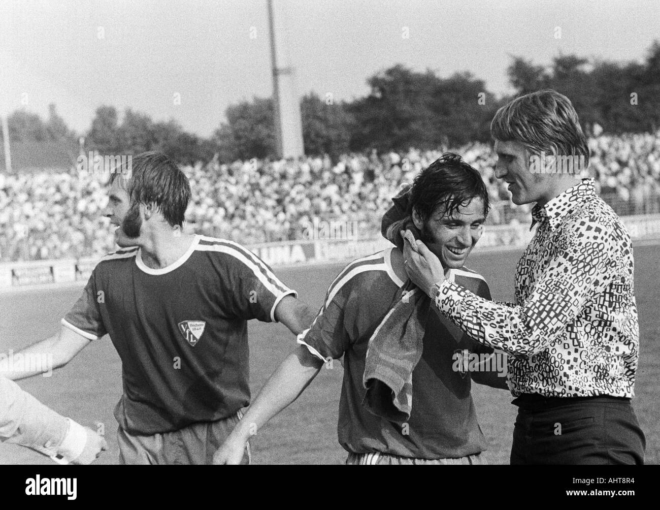 Fußball, Bundesliga, 1971/1972, Niederrhein Stadion, Rot Weiss Oberhausen gegen VfL Bochum 2:3, Bochum Fußballspielern, die Freude an den Sieg, v.l.n.r.: Hans Werner Hartl, Dieter Fern und Heinz-Jürgen Blome in Zivil Stockfoto