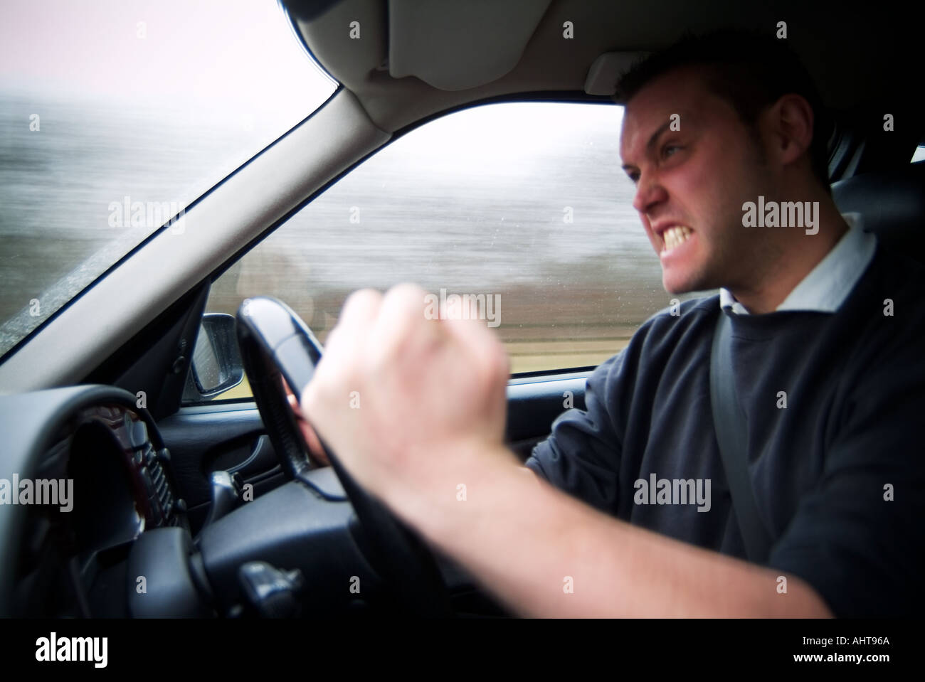 Straße Wut aggressiv Auto Stress Fahrer Aggression böse Ärger Frust frustriert schnell Gefahr gefährlicher Unfall jung Stockfoto